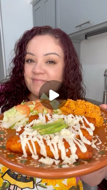 Marisol Benitez on Instagram: "Enchiladas Rojas de Pollo #enchiladas #enchiladasrojas #enchiladasrojasdepollo #receta #recetafacil #comida #comidamexicana🇲🇽   1 pechuga de pollo 10 chiles Nuevo México  3 chiles de Arbol 2 dientes de ajo 1 cucharadita de sal 1 cucharadita de knorr de pollo  Tortillas de Maiz Aceite" Enchiladas Rojas Recipe, Enchiladas Rojas, September 17, Mexican Recipes, Tortillas, Quick Meals, Mexican Food Recipes, Tacos, On Instagram