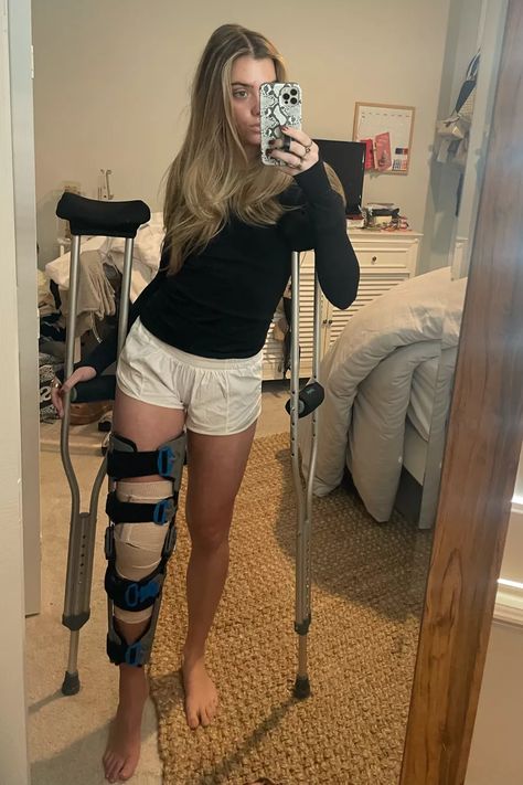 Outfits With Knee Brace, Acl Brace Outfits, Acl Recovery Aesthetic, Knee Brace Outfit School, Knee Brace Aesthetic, Knee Brace Outfit, Injury Aesthetic, Broken Knee, Jennifer Aniston Videos