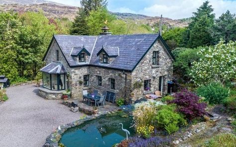 Ring of Kerry stone cottage is the ultimate Irish dream home | IrishCentral.com Irish Home Exterior, Houses In Ireland, Moving To Ireland, Stone Cottages, Irish Cottage, Ireland Homes, Stone Cottage, Country Bedroom, Stone Houses