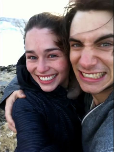 Emilia Clarke and Harry Lloyd Emilia Clarke Style, Harry Lloyd, A Clash Of Kings, Game Of Thrones Funny, Emmy Award, English Actresses, Emilia Clarke, Film Aesthetic, Hair And Makeup