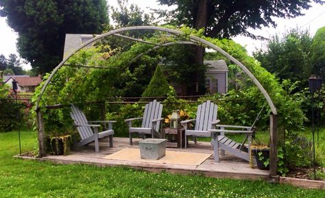 Re-purposed trampoline frame makes a beautiful arbor for wisteria to cover.  DILL-THEBEAU INTERIOR DESIGN Recycled Trampoline, Wisteria Arbor, Old Trampoline, Moderne Have, Garden Archway, Pergola Diy, Porch Plants, Backyard Trampoline, Garden Arbor