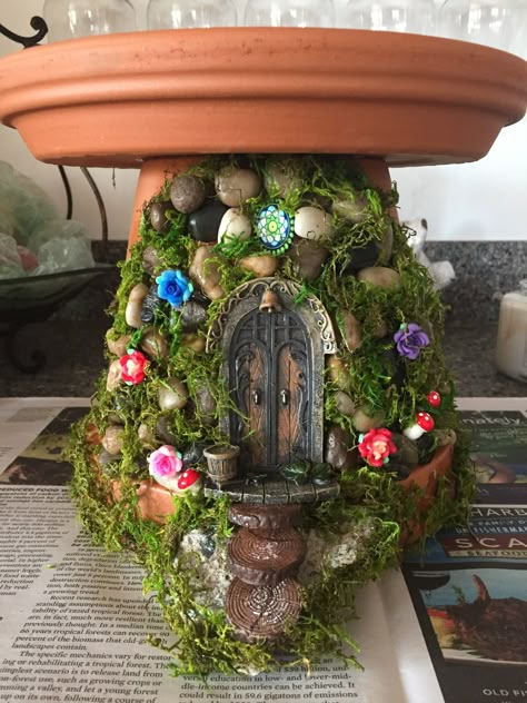 Terracotta Pot Fairy Garden, Fairy Garden Containers, Fairy Garden Pots, Fairy Tree Houses, Fairies Garden, Fairy Lanterns, Terra Cotta Pot Crafts, Fairy House Diy, Fairy Garden Designs