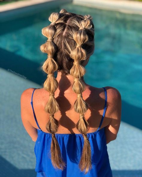 Double bubble braids 🌟 Wow try saying that five times fast 😂 Softball Hair, 2 Bubble Braids, Game Hairstyles, Basketball Hair, Soccer Hairstyles, Football Hair, Beyonce Hair, Bubble Braid, Softball Hairstyles