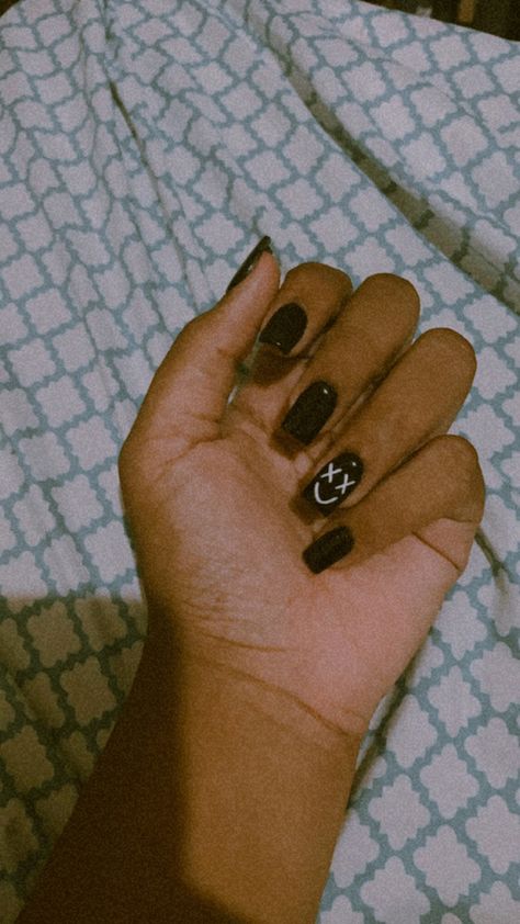 Black Nail Ideas Short, Nails Tomboy, Tomboy Nails, Big Finger, Iphone Wallpaper Classy, Black Nail Designs, Halloween Outfit, Long Acrylic Nails, Plain Black