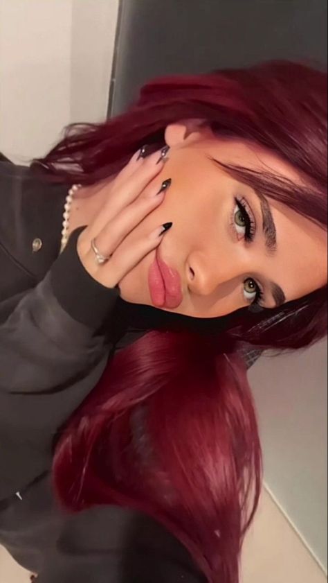 Pelo Color Borgoña, Pelo Color Vino, Magenta Hair, Wine Red Hair, Wine Hair, Red Hair Inspo, Dyed Red Hair, Hair Tips Video, Nessa Barrett