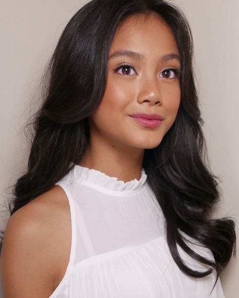 Anthea Bueno on Instagram: “🌸 @ylonagarcia 🌸#YlonaGarcia #MakeupbyAntheaBueno” Ylona Garcia Outfit, Ylona Garcia, Asian Wedding Makeup, Light Makeup Looks, How To Do Makeup, Nude Makeup, Aesthetic Beauty, Elegant Wedding Dress, Everyday Makeup