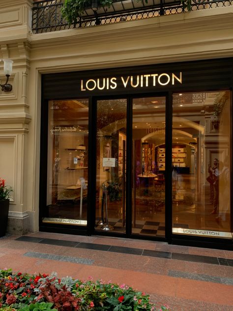 Louis Vuitton Old Money, Louie Vuttion Aesthetic, Louis Viouton Aesthetic, Louis Vuitton Store Aesthetic, Luxury Shopping Aesthetic, Loui Vuttion, Louie Vuttion, Lv Aesthetic, Luis Viton