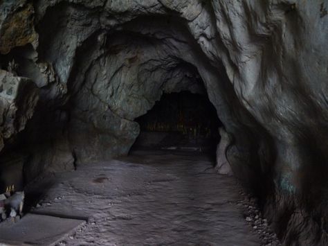 caves | Inside The Top Cave At Pak Ou Caves In Laos Luang Prabang, Mroczny Elf, Witch Of Endor, Cave Entrance, Dark Cave, Cave Drawings, The Cave, A Man, Art Reference