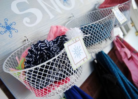 A board fitted with baskets and hooks makes the perfect solution to combat winter clutter. Winter Gear Storage, Winter Gear Organization, Scarf Storage, Coat Storage, Old Ladder, Diy Winter, Mud Room Storage, Gear Organizer, Hat Organization