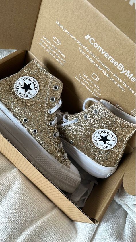 Gold Sneakers Outfit, Converse Glitter, Boty Converse, Gold Converse, Golden Sneakers, Glitter Converse, Converse Outfits, Dr Shoes, Converse Star