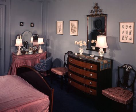 1940s modern bedroom 1940 Bedroom, 1930s Interior Design, 1940s Bedroom, 1940s Home Decor, 1940s Interior, 1940s Decor, Pink Bedspread, Blue Bedroom Walls, 1940s Home