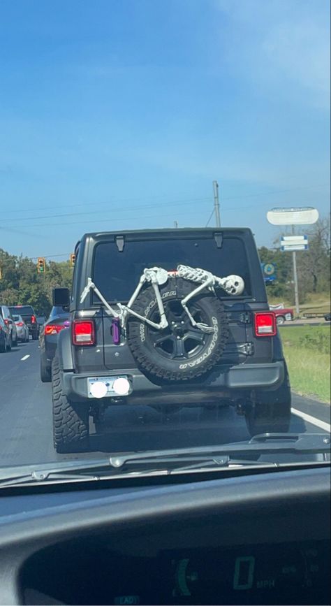 Jeep Tire Decorations, Halloween Decorations For Jeep Wrangler, Fall Jeep Decorations, Fun Jeep Accessories, Halloween Jeep Ideas, Jeep Skeleton Ideas, Jeep Tire Halloween Decorations, Halloween Jeep Decor, Jeep Spare Tire Halloween Decorations