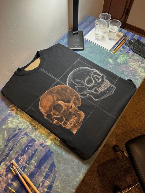 Bleaching Clothes Aesthetic, Bleach Skull Hoodie, Bleach Paint Shirt Ideas, Bleach Fabric Art, Bleach Paint Designs, Bleach T Shirt Art, Bleach Diy Clothes, Bleach Tshirt Designs Grunge, Bleach Art Shirts Design