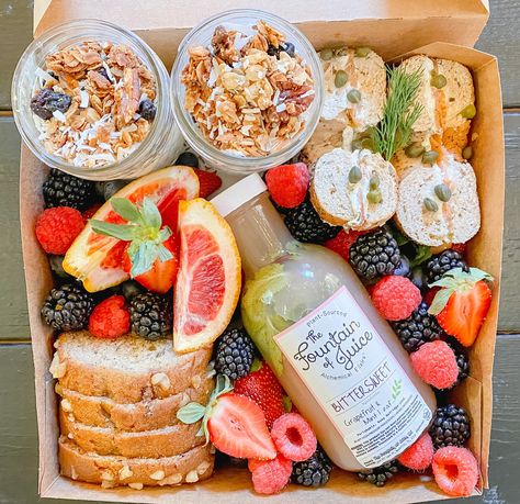 Brunch Boxes To Go, Brunch Box Ideas To Go, Brunch Food Truck, Breakfast Boxes To Go, Breakfast Box Packaging, Breakfast Package Ideas, Breakfast Box Ideas Gift, Breakfast Basket Ideas, Brunch Box Breakfast