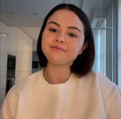 Selena Gomez Bob, Selena Gomez Haircut, Eyebrow For Round Face, Selena Gomez Short Hair, Pinterest Haircuts, Selena Gomez Hair, Tomboy Hairstyles, Selena Gomez Cute, Corte Bob