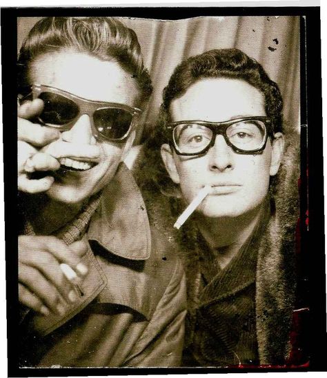 Buddy Holly and Waylon Jennings in a photo booth at Grand Central Station, NYC. The photos were taken in early 1959, before the two embarked as part of the ill-fated Winter Dance Party tour. Billy Holiday, Velvet Goldmine, Vintage Photo Booth, Vintage Photo Booths, Waylon Jennings, Photographie Portrait Inspiration, Grand Central Station, Photos Booth, Buddy Holly