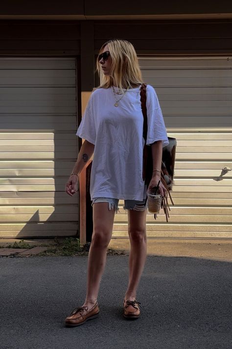 Another classic outfit idea - an easy oversized white t-shirt with distressed jean short (jorts) and a pair of worn-in sperry boat shoes (loafers). #jortsoutfit #casualoutfits #summeroutfitideas • jort outfit ideas • how to style jorts • oversized t-shirt outfits • big shirt little pants outfit • prefall outfit ideas • summer outfit ideas • casual women's fashion • tomboy style • tomboy femme aesthetic • how to style boat shoes • Sperry Shoes For Women Outfits, Tomboy Style Summer, Big Shirt Little Pants, Sperry Outfit, Short Jorts, Fashion Tomboy, Style Jorts, Cute Tomboy Outfits, Style Tomboy