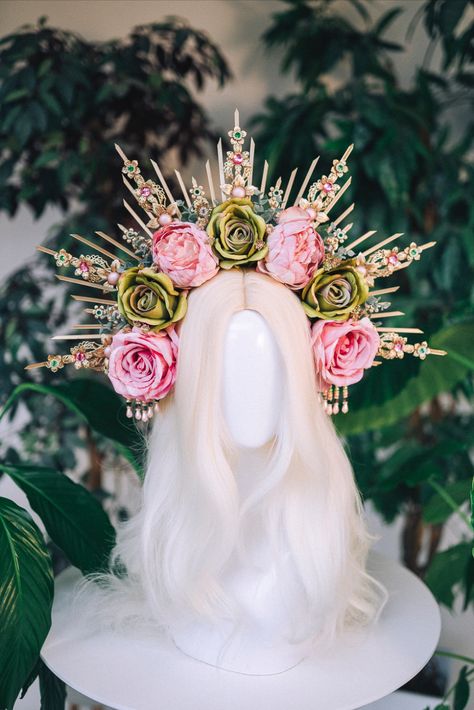 perfect flower halo for maternity photo shoot 💚🌸✨

#carbickovacrowns #carbickova #fridakahlo #beyonce #halo #halocrowns #halocrown #haloheadlights #haloheadband #flowercrown #flowerheadband #flowerheadpiece #flowers #flower #flowertiara #spring #springfashion #springphotoshoot #maternityphotography #festivalfashion #coachella #jewelry #jewellery #jewelryaddict Spring Headpiece, Beyonce Halo, Headdress Ideas, Flower Halo Headband, Coachella Jewelry, Gothic Goddess, Photo Shoot Maternity, Flower Headband Diy, Pregnancy Photo Shoot