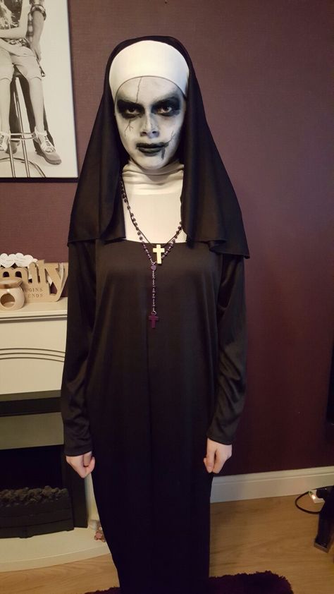 Valak the demon Nun from the Conjuring 2 - Halloween 2016 The Nun Valak Costume, Scary Nun Costume, Scary Nun, Demon Nun, Nun Halloween Costume, Halloween Dress Up Ideas, Nun Halloween, Conjuring 2, Nun Outfit