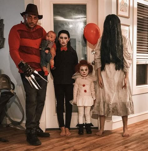 Costume Halloween Famille, Horror Movie Costumes, Costumes Scary, Family Halloween Costume, Pregnant Halloween Costumes, Horror Halloween Costumes, Movie Halloween Costumes, Baby Kostüm