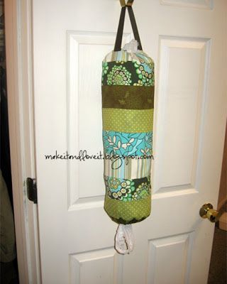 A way to store plastic bags. I made mine from a "draft dodger" pattern. Pick your size and shape depending on how many bags you want to keep and where you want to store it. It will smoosh in for tight spaces. Grocery Bag Storage, Bag Holder Pattern, Plastic Bag Storage, Grocery Bag Holder, Plastic Bag Holders, Plastic Grocery Bags, Sew Ins, Sewing Projects For Beginners, Diy Couture