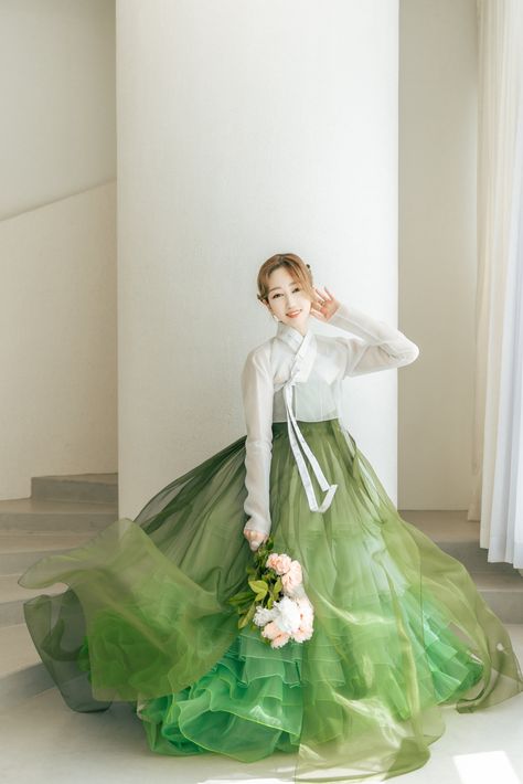 Green Hanbok, Hanbok Aesthetic, Asian Gowns, South Korea Photography, Mexican Quinceanera Dresses, Traditional Asian Dress, Korea Dress, Korean Traditional Dress