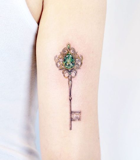 ✨ Emerald Key Vintage Key Tattoos For Women, Skeleton Key Tattoo Designs, Key Tattoo Designs Vintage, Old Key Tattoo, Vintage Key Tattoos, Small Key Tattoos, Tattoo Key, Emerald Tattoo, Skeleton Key Tattoo