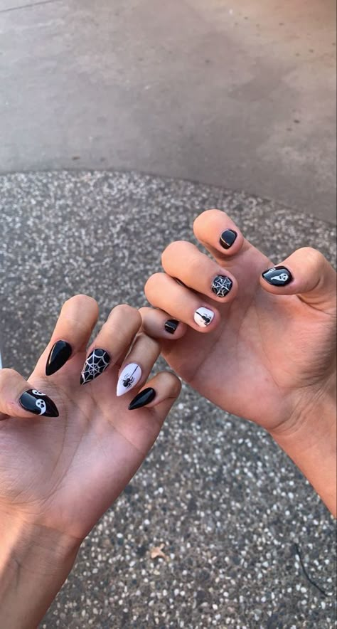 Halloween Nails Couple, Spooky Nail Art Short, Halloween Masc Nails, Couples Matching Halloween Nails, Halloween Couple Nails, Male Halloween Nails, Halloween Men Nails, Matching Halloween Nails With Boyfriend, Mens Nail Polish Ideas