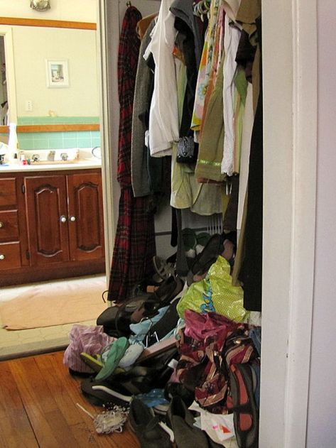 Entryway Drop Zone, Organize 365, Messy Clothes, Creating An Entryway, Messy Closet, Dressing Room Closet, Closet Hacks, Open Wardrobe, Drop Zone