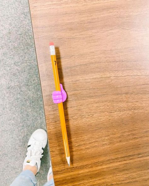 Pencil Holder For Desk Classroom, Desk Pencil Holder Diy Student, Classroom Pencil Holder, Student Desk Organization Elementary, School Desk Organization, Student Desk Organization, Pencil Holders For Desk, Diy Pencil Holder, Classroom Desk