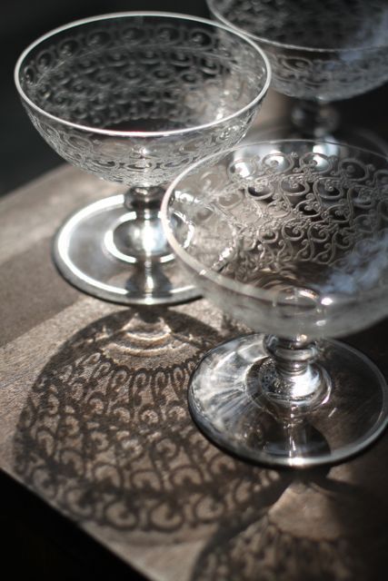 De la dentelle pour du champagne ! / Lace for some champagne ! Champagne Glasses, Vintage Glassware, Baccarat, Stemware, Light And Shadow, Wabi Sabi, Crystal Glass, A Table, Glass Art