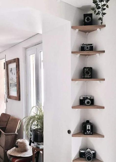 Corner Shelf Design, Design Ložnic, Shelf Decor Living Room, Corner Bookshelves, Home Decor Shelves, Corner Decor, Bedroom Decorating, Bedroom Designs, Decor Home Living Room