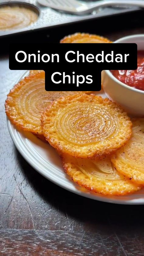 Recipes With Cornichons, Keto Cheese Onion Rings, Keto Onion Recipes, Onion Crisps Recipe, Cheddar Cheese Chips, Cheese And Onion Slice, Healthy Onion Recipes, Cheese Onion Crisps, Onion Cheese Rings