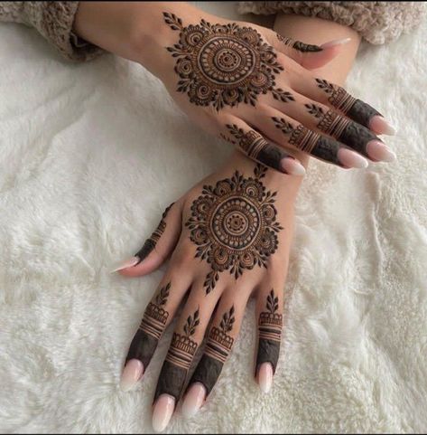 Elevate your look with stunning mehndi designs for hands that blend tradition and modernity. These intricate patterns range from simple and elegant to bold and elaborate, catering to all tastes. Perfect for any celebration, they bring a touch of cultural heritage and artistic beauty to your style. Discover the endless possibilities of mehndi art and choose a design that speaks to you. #simplemehndi #hennadesign #mehnditattoosforwomen #henna #easymehndi #mehndidesigns #mehndidesignssimple #mehndidesignsforhands Henna Tikki Design, Modern Mehndi Designs Front Hand Palm, Tikki Henna Designs, Tikki Mehendi Designs, Simple Tikki Mehndi Design, Mehndi Designs Tikki, Tikki Mehndi Design, Palm Mehndi, Modern Mehndi