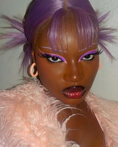 Drag Eye Makeup, Liner Techniques, Quince Makeup, Makeup Reference, Purple Makeup Looks, Make Carnaval, Drawing Models, Show Makeup, Purple Graphic