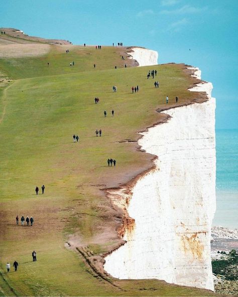 Incredible Europe on Instagram: “📍 : Seven Sisters Cliffs, United Kingdom 🇬🇧 🇪🇺✈️🇪🇺✈️ 📷 : @alfeeee ❤️😀 🇪🇺✈️🇪🇺✈️ #incredible_europe #bestcitybreaks #europe_gallery…” Minimalistic Photos, Seven Sisters Cliffs, London In November, Faroe Island, England Coast, Map Of Europe, Southern England, South Of England, South Downs