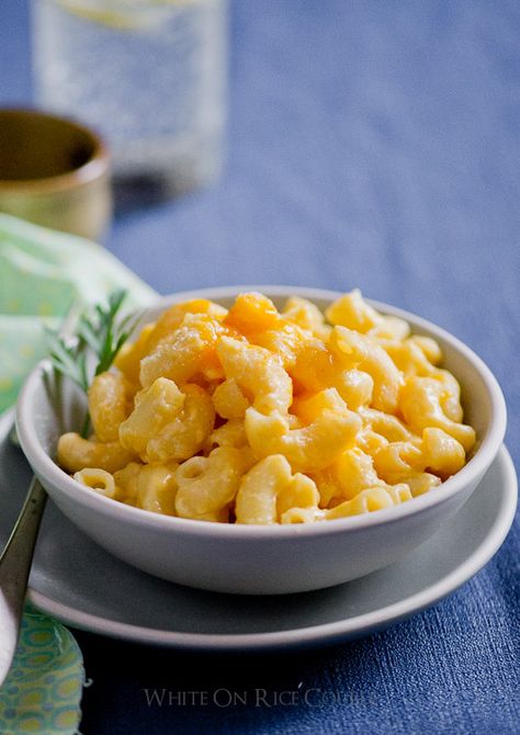 Super easy stove top mac and cheese recipe and no oven needed. It's cheesy, creamy and super simple | @whiteonrice Essen, Stove Top Mac And Cheese, Makaroni Keju, Gf Pasta, Resep Pasta, Stovetop Mac And Cheese, Macaroni Cheese Recipes, Creamy Macaroni And Cheese, Easy Macaroni