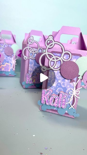 Jessenia- Birthday party decorations and Cricut Classes on Instagram: "One of my favorite favor boxes.  Bubbles themed.   I loved the colors and combination of bubbles and balloons. 🫧🎈  What’s your favorite style of favor box?   #favorbox #partyfavors #bubbles #party #birthday #decorations #craft #papercrafts #crafter #craft #craftersgonnacraft #craftersofinstagram" Bubbles Party, Bubble Birthday Parties, Bubble Birthday, Favor Boxes, Party Birthday, Birthday Party Decorations, Birthday Decorations, Party Favors, Party Decorations