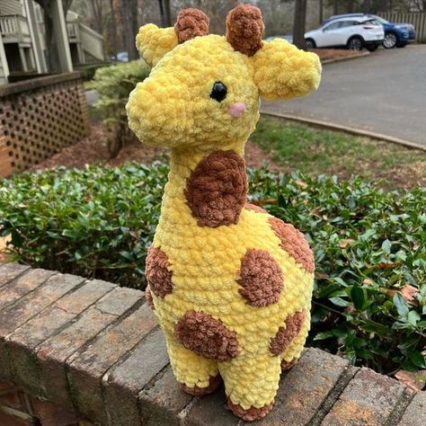 Crochet stuffed animals Amigurumi Free Pattern Bulky Yarn, Small Crochet Projects Animals, Crochet Plushies Bear, Crochet Plushie Inspiration, Free Crochet Giraffe Pattern Amigurumi, Giraffe Pattern Crochet, Crochet Easy Plushies, How To Crochet A Giraffe, Easy Animal Crochet Patterns Free