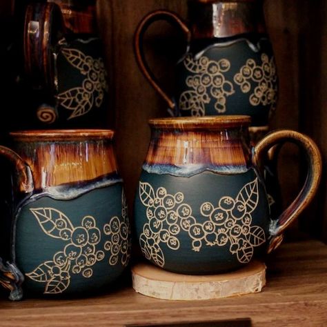 Blueberry Pottery, Beginner Pottery, Pottery Glazes, Pottery Crafts, Diy Pottery, Ceramics Pottery Art, Sgraffito, Pottery Designs, Pottery Studio