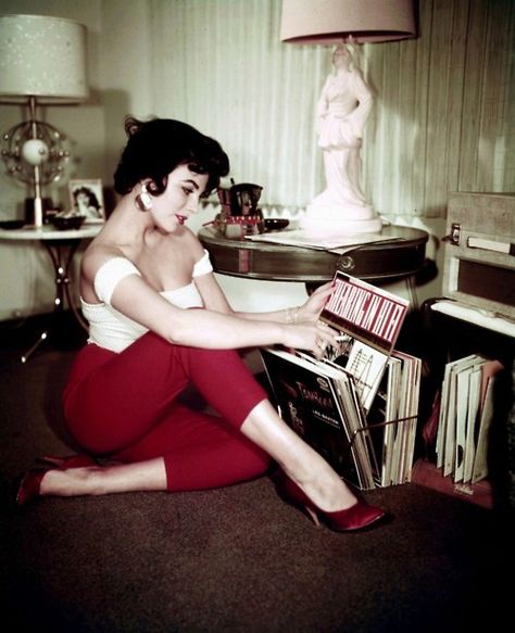 Elizabeth Taylor in a red court heel (a popular 50's style) maybe next years Halloween costume Salma Hayek, Joan Collins, Look Retro, Moda Retro, Retro Mode, Va Va Voom, Moda Vintage, Elizabeth Taylor, Brigitte Bardot