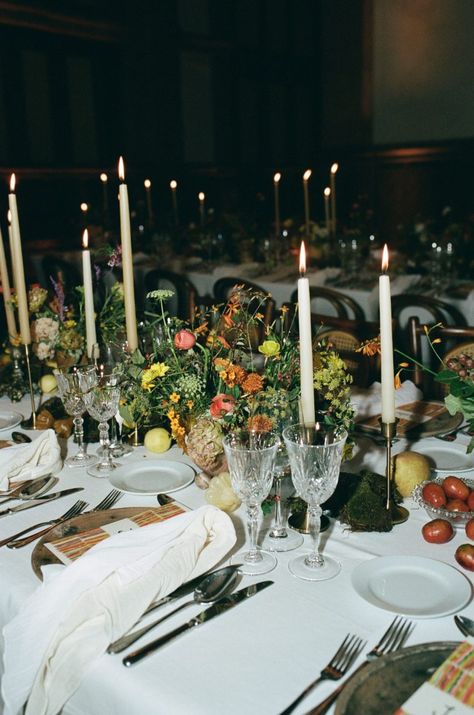 One Table Wedding Dinner, Italy Wedding Table Decor, Vintage Flower Centerpieces Wedding, Wedding Outdoor Tables, Garden Wedding Italian, Wood Table Wedding Decor Simple, Casual Italian Wedding, Greenery Florals Wedding, Wedding Table Taper Candles