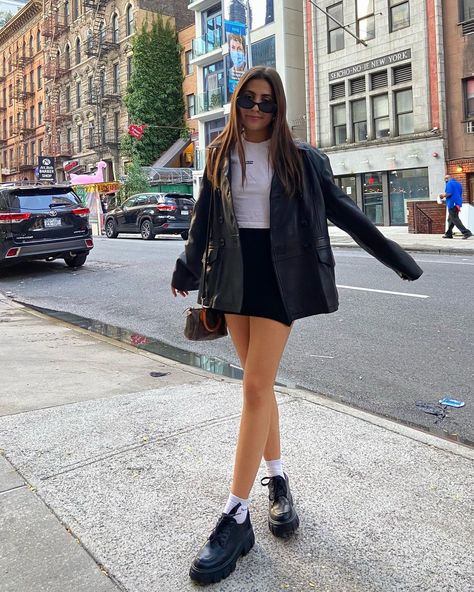 Erin on Instagram: "out to dinner fit 🖤" City Outfit Aesthetic, New York Outfits Spring, London Outfit Summer, Nyc Spring Outfits, England Outfits, London Street Style Spring, London Outfit Ideas, Amsterdam Outfit, September Outfits