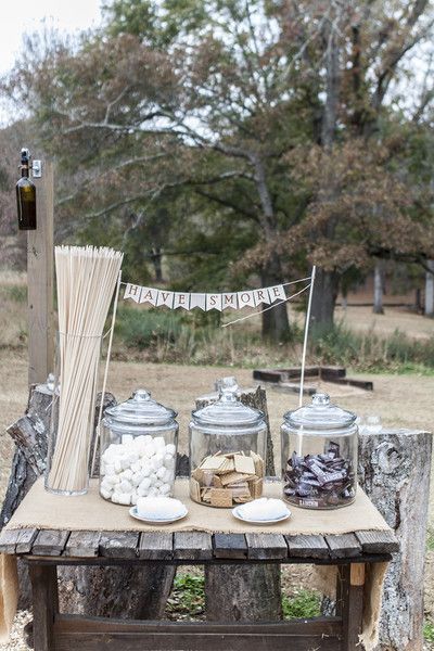 smores wedding dessert bar Smores Bar, Backyard Wedding Decorations, Fall Backyard, Diy Outdoor Weddings, Bonfire Party, Rustic Wedding Decorations, Rustic Backyard, Deco Champetre, Outdoor Fall Wedding