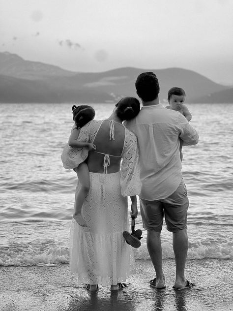 Beach With Family Aesthetic, Black And White Family Beach Pictures, All White Beach Photo Shoot Family, Black And White Beach Photos Family, Family Beach Pictures Family Of 4, Silhouette Family Pictures, Beach Family Shoot Ideas, Beach Inspo Pics Family, Family On The Beach Aesthetic