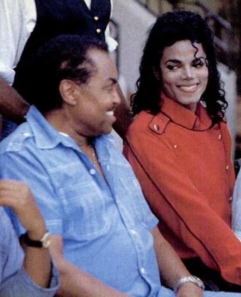 Michael with his father Joseph 2300 Jackson Street, Hee Man, Michael Jackson Funny, Michael Jackson Wallpaper, Michael Jackson Smile, Joseph Jackson, Michael Jackson Bad, Michael Jackson Pics, King Of Pop