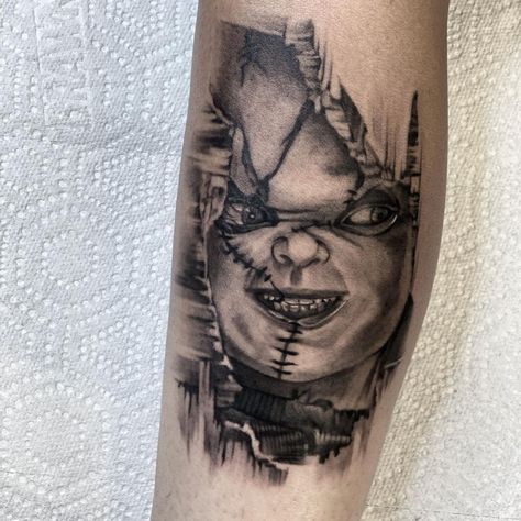 Chucky Tattoo Ideas, Chucky Tattoo, Horror Movie Tattoos, Doll Tattoo, Movie Tattoo, Movie Tattoos, Scary Tattoos, Half Sleeve Tattoos For Guys, Spine Tattoos For Women