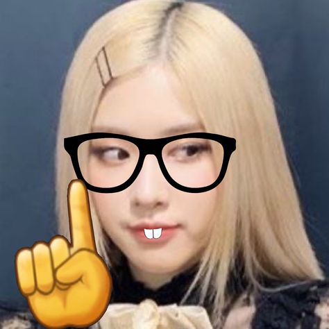 blonde girl from cochealla’s a nerd || credit to me Rosé With Glasses, Kpop Icons Funny, Rosé Blonde, Rosé Dark Aesthetic, Rosé Meme, Blackpink Rosé Icons, Blackpink Meme, Rose Dark Icons, Rose Blonde