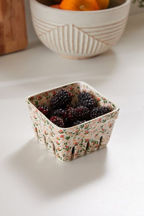 Berry Colander, Kitchen Finds, Pretty Kitchen, Pottery Inspo, Keramik Design, Ceramics Ideas Pottery, Berry Bowl, Decor Essentials, Ceramics Ideas