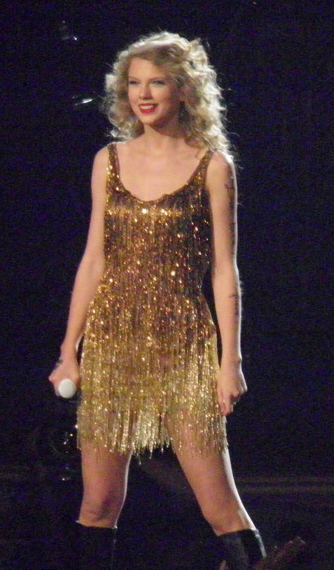 "i have to believe in love and i have to believe in fairy tales" Sparks Fly Outfit, Taylor Swift Iconic Concert Outfits, Taylor Swift Sparks Fly Outfit, Fearless Dress Taylor Swift, Taylor Swift Concert Looks, Taylor Swift Performance Outfits, Fearless Taylor Swift Aesthetic Outfits, Taylor Swift Sequin Dress, Taylor Swift Speak Now Era Outfits